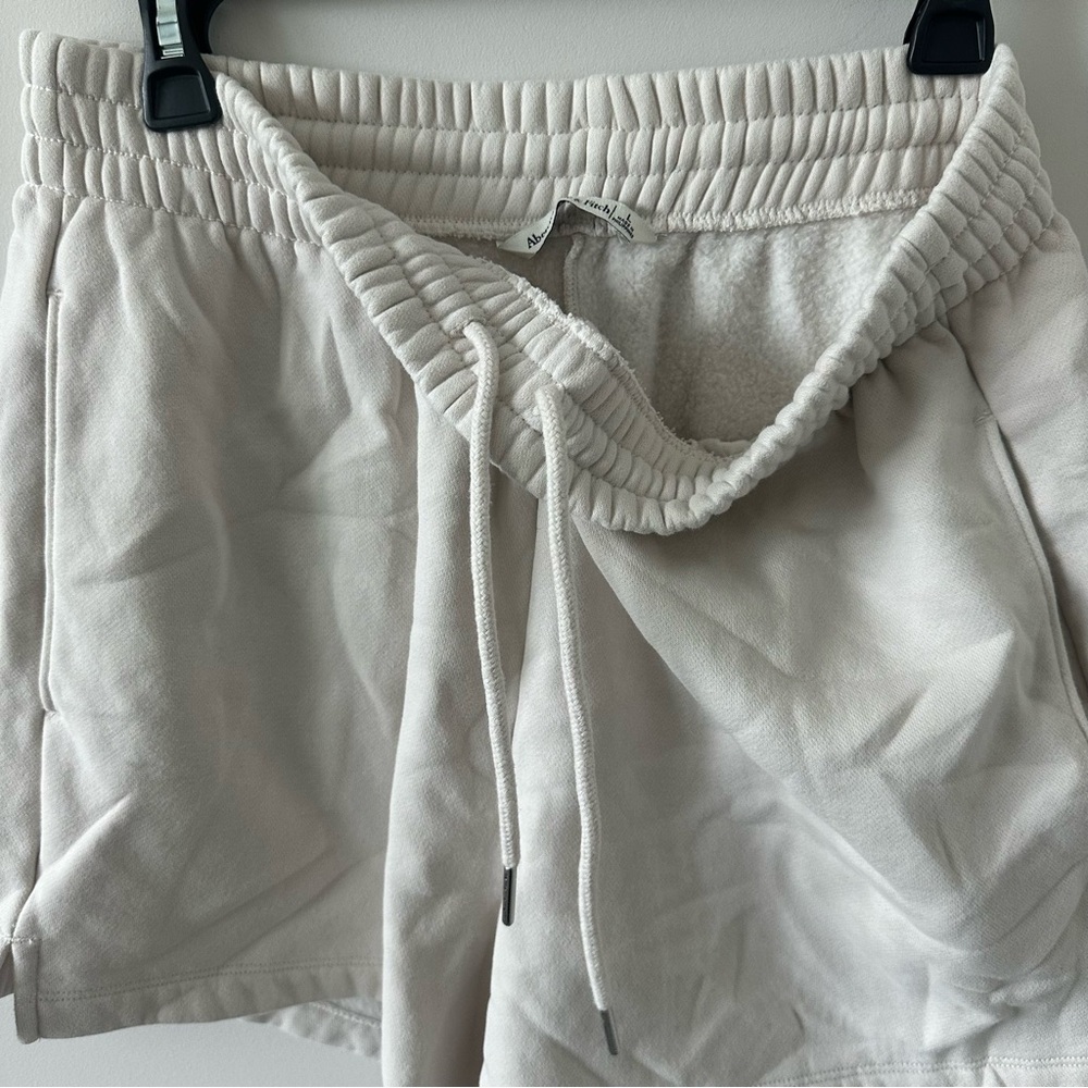 Abercrombie & Fitch Cream Women's Shorts - Picture 4 of 4